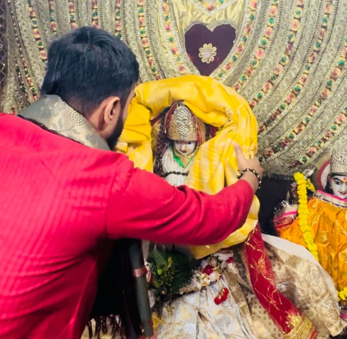 Offer Peela Peda & Yellow Chunari to Maa Baglamukhi