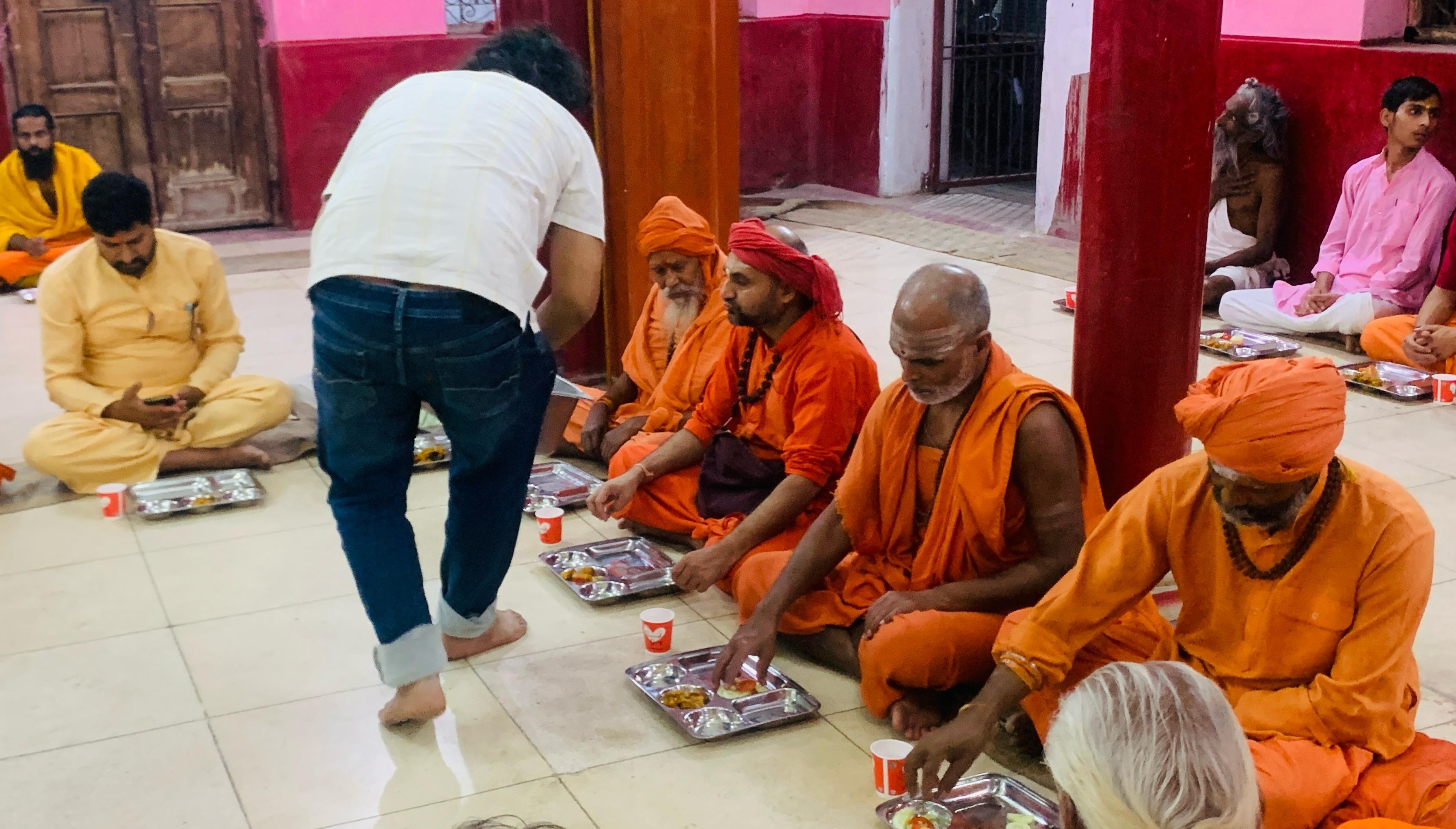 5 Poor Devotees & 1 Sanyasi Annadan Seva